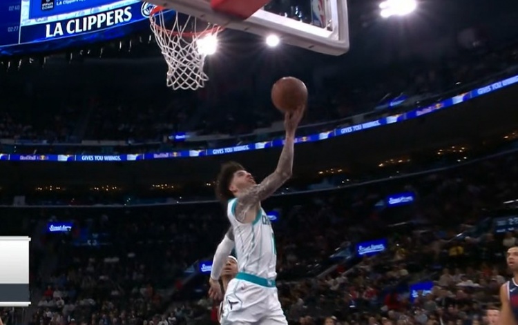 bob半岛体育官网-主打一个球风飘逸！三球推进强突一打三 妖娆单手反篮取分