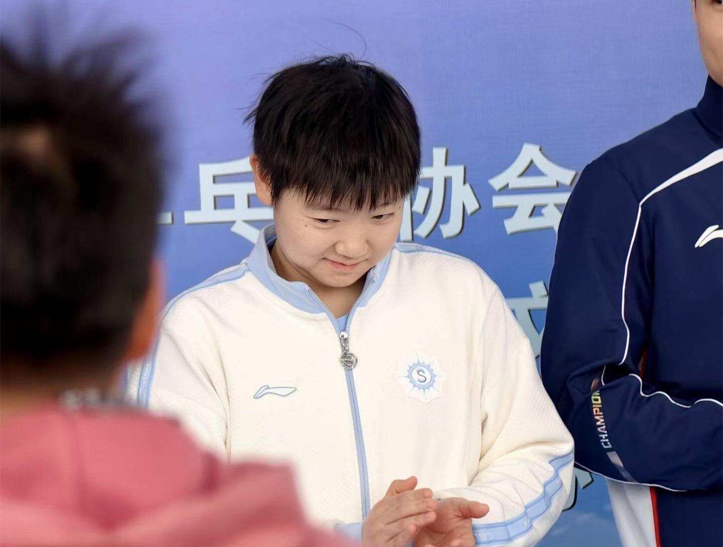 bob半岛体育官方网站-国乒亮相剑指亚洲杯！孙颖莎欢乐笑弯腰，王曼昱合影一脸严肃