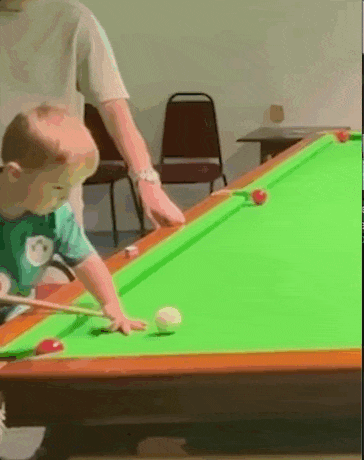 bob半岛体育官方网站-神了！两岁娃还没球桌高，却拿下两个台球世界纪录？网友：感觉他能虐我...