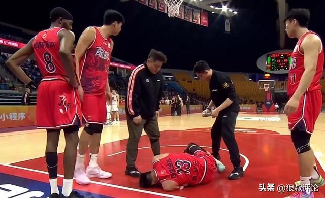 bob半岛体育官网-望无大碍！郭艾伦膝盖受伤痛苦倒地 无法站立担架车推着离场